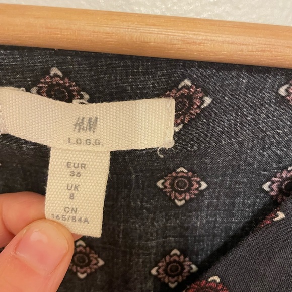 H&M size 8 v-neck dress - Picture 6 of 6